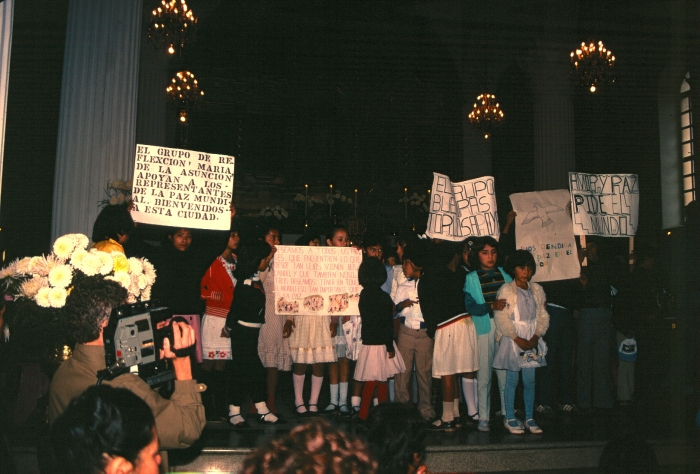 Children welcoming la marcha